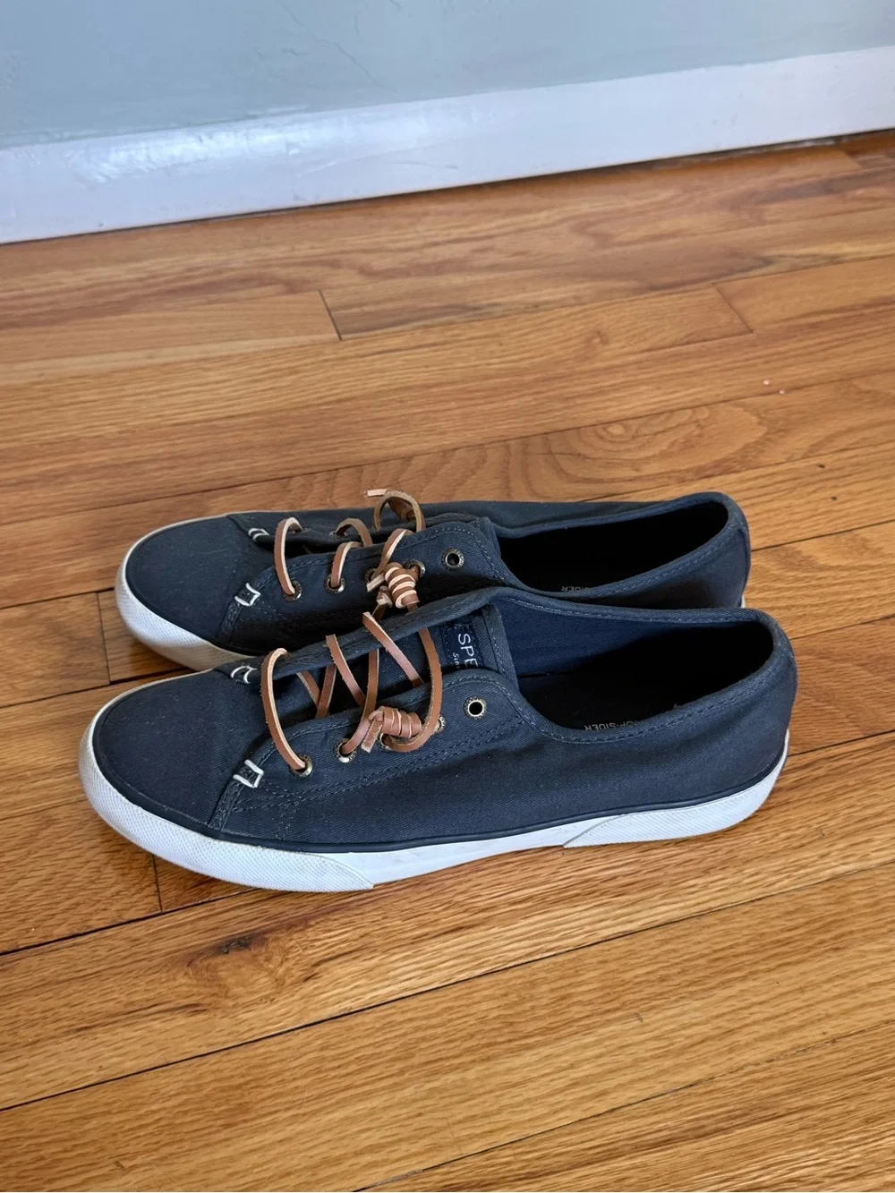 Sperry Canvas Low-Top Boat shoes with Tan Leather Laces- navy blue